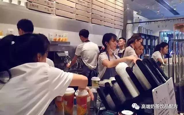 茶饮店打烊前接千元大单，店员获奖励的温馨故事