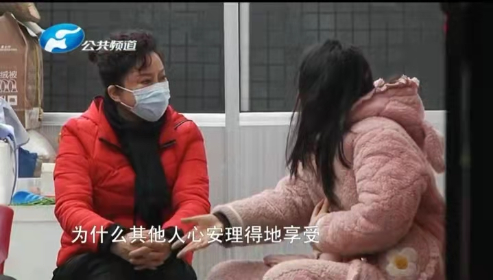 爸爸突然回家，女儿闪现回屋假装写作业
