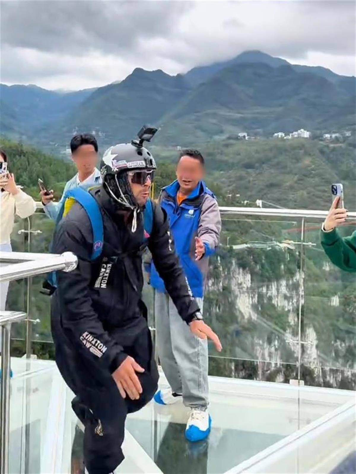 男童用伞扎裂5A景区玻璃观景台，一次意外引发的深思