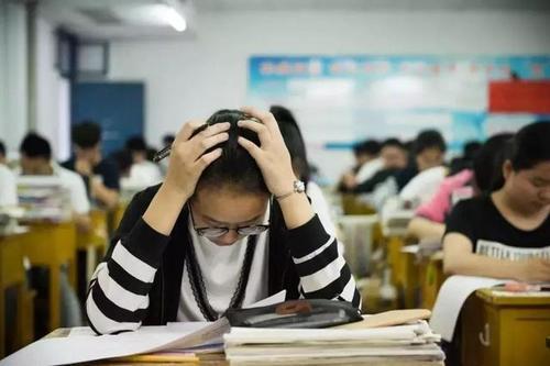 查分时刻的小插曲，班主任难掩激动的屏蔽与跳出