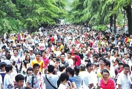 女生成绩被屏蔽，激动落泪，一次关于教育公平的微小胜利