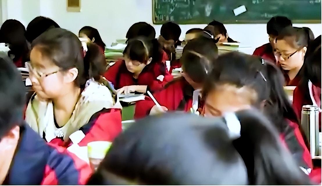 梦想照进现实，残疾女孩以586分高考成绩，心向法律专业