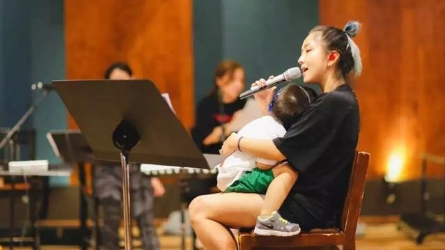 扛钢管单亲妈妈培养出学霸女儿，坚韧与智慧的交响曲