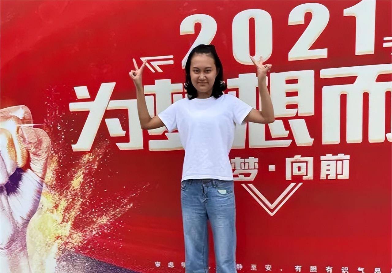 长腿女孩的成长轨迹，从高考617分到梦想的彼岸