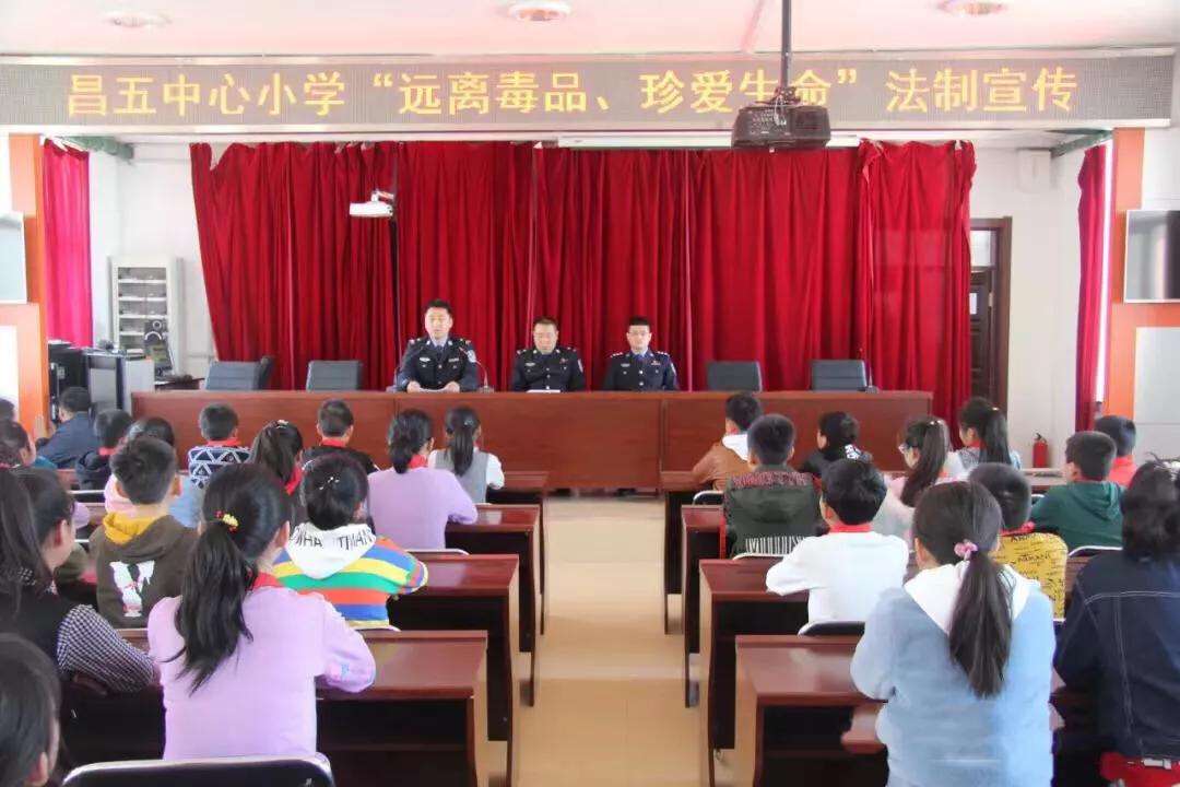 禁毒民警的温馨提醒，让孩子远离毒品，从选择一瓶水开始