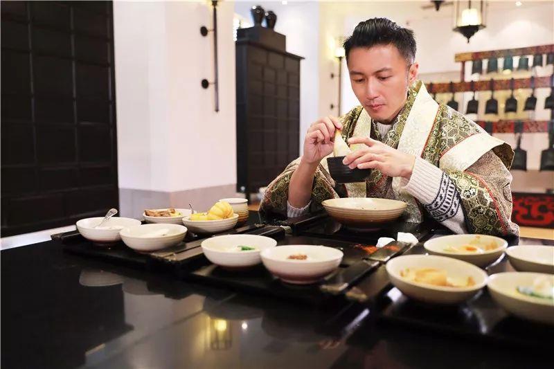 街头美食的烟火气,谢霆锋与肉夹馍的邂逅 街头美食的烟火气,谢霆锋与肉夹馍的邂逅
