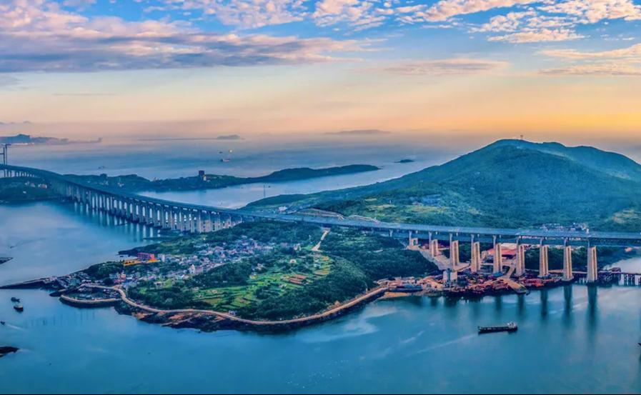 专家视角，福建舰穿越台湾海峡——国家决心的生动展现