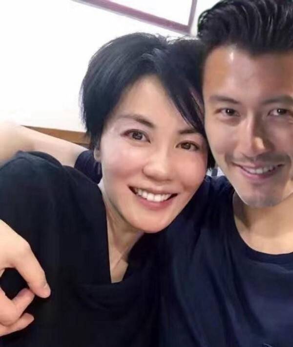 王菲与谢霆锋，十指紧扣，甜蜜如初