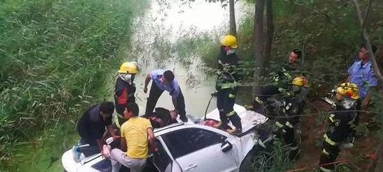 两车相撞后一车坠河，市民接力救人的温暖瞬间