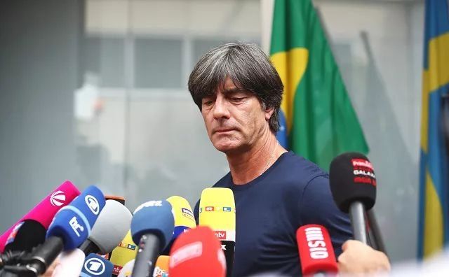 韩国队前主帅在机场遭球迷怒吼还钱，足球世界的尴尬一幕
