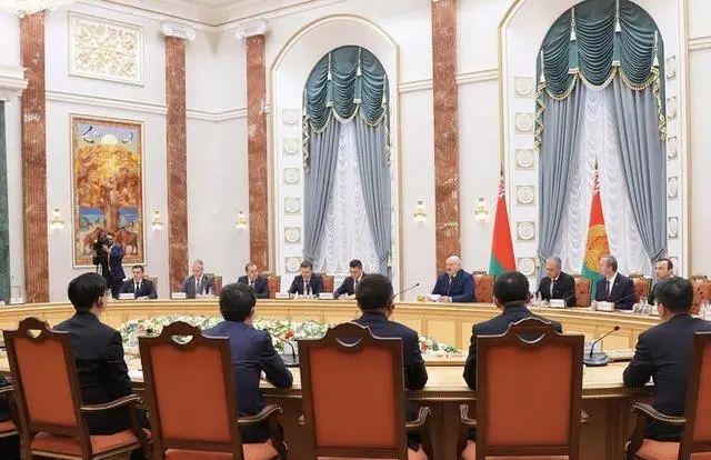卢卡申科出席儿子在北大的毕业礼，跨越国界的亲情与教育