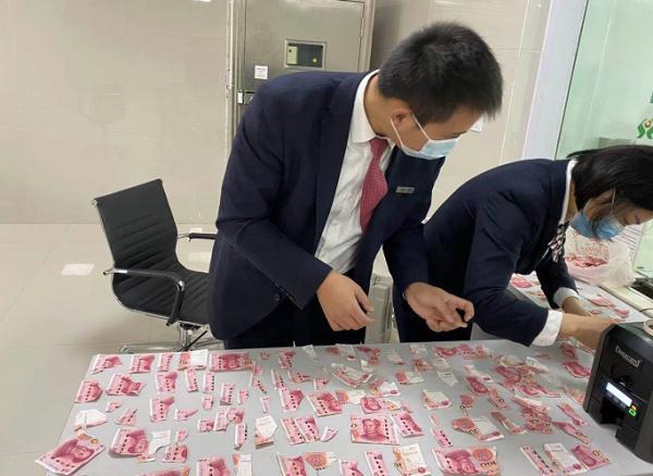 老人撕碎20万拼出26万，银行回应背后的故事