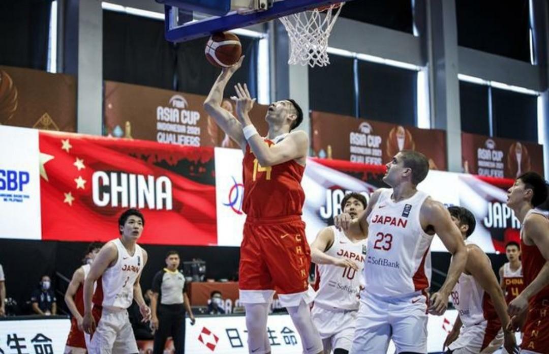 中国男篮世预赛主场失利，与日本对决的遗憾瞬间