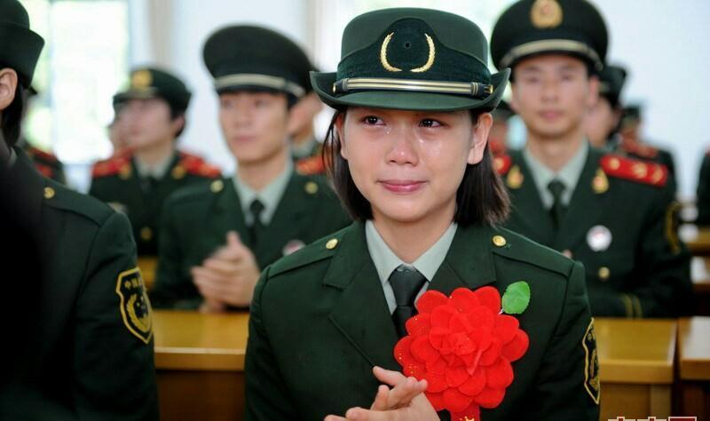 香港阿姨抢票只为将照片送给海军女兵，一段跨越岁月的温情故事