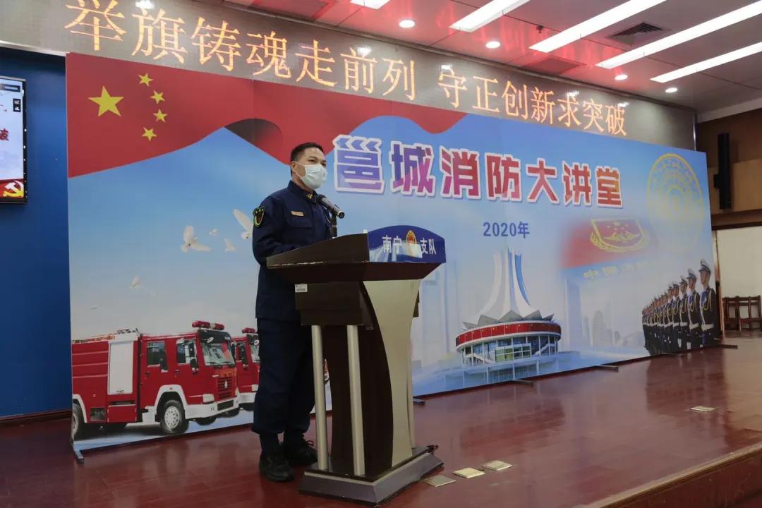 南宁洪流中的守护者，消防员双手稳稳托起婴儿的温暖瞬间
