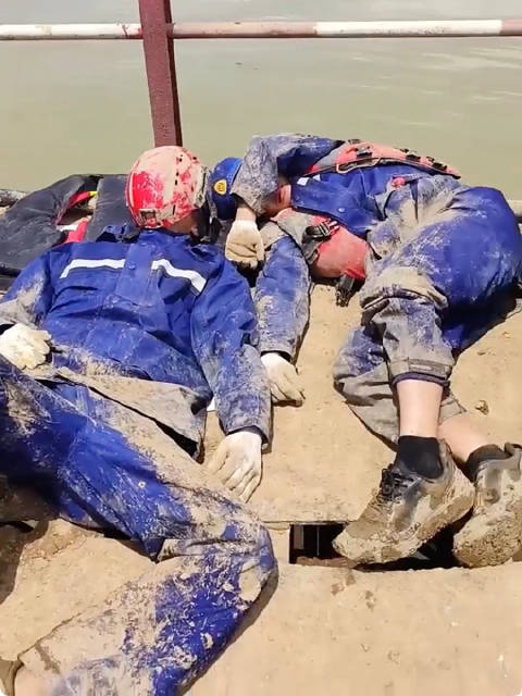 湖北遭龙卷风袭击，消防员救灾后席地而睡